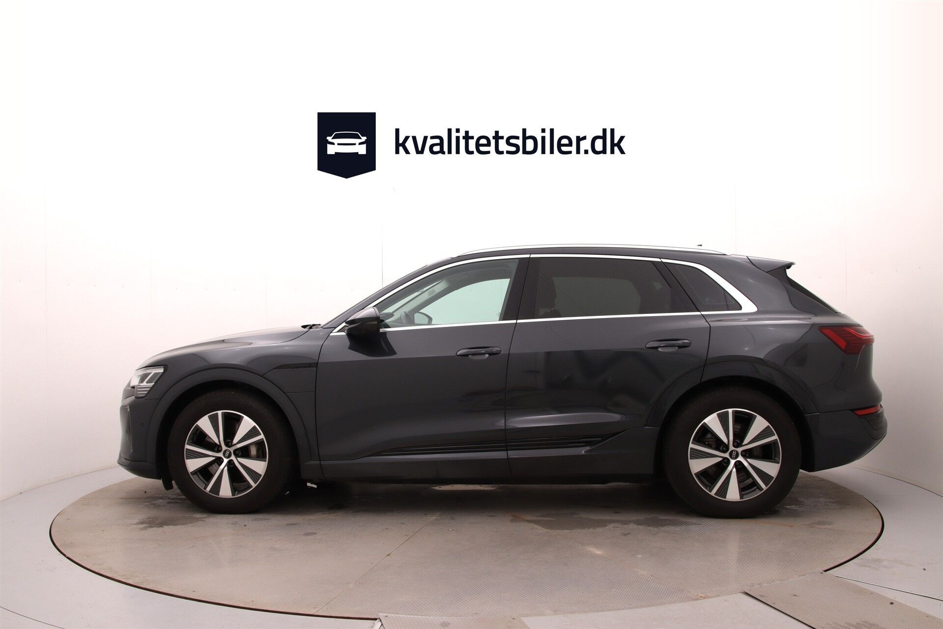 Grå Audi Q8 fra 2023