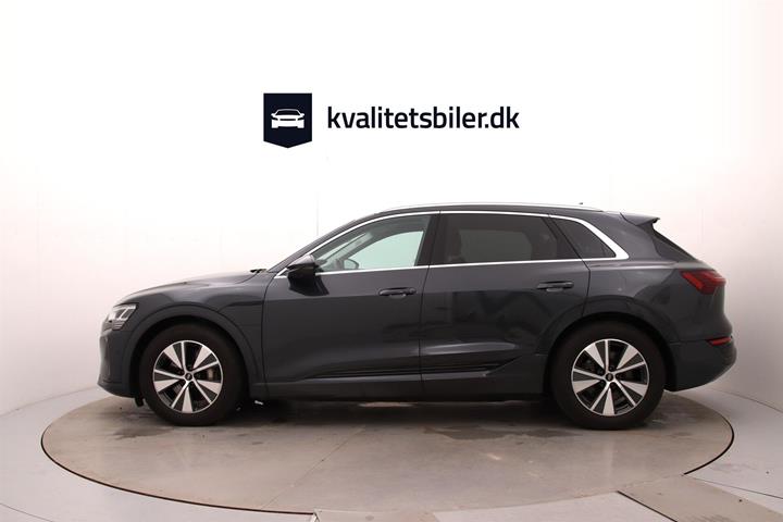 Grå Audi Q8 fra 2023