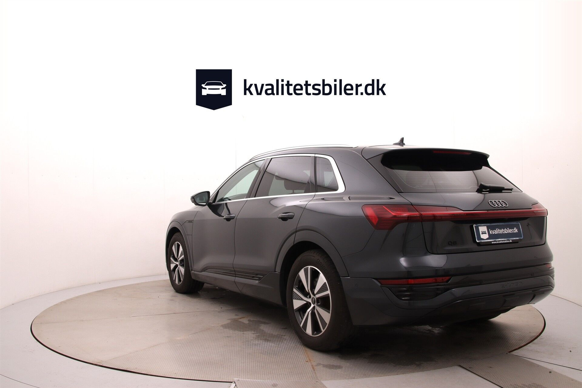 Grå Audi Q8 fra 2023