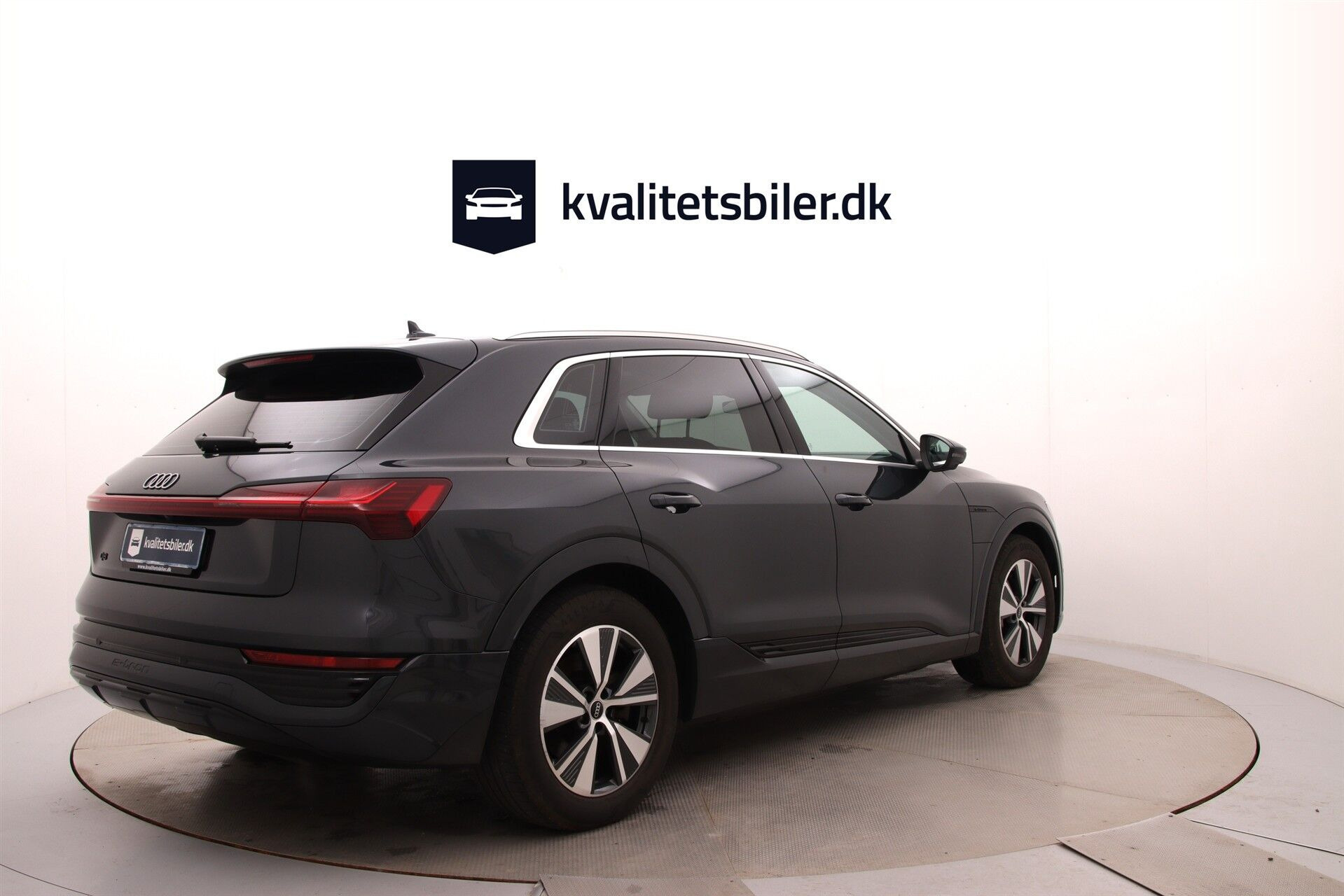 Grå Audi Q8 fra 2023