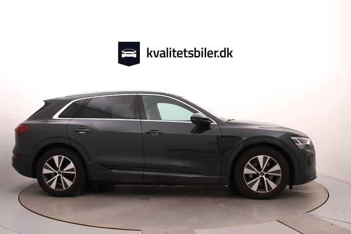 Grå Audi Q8 fra 2023