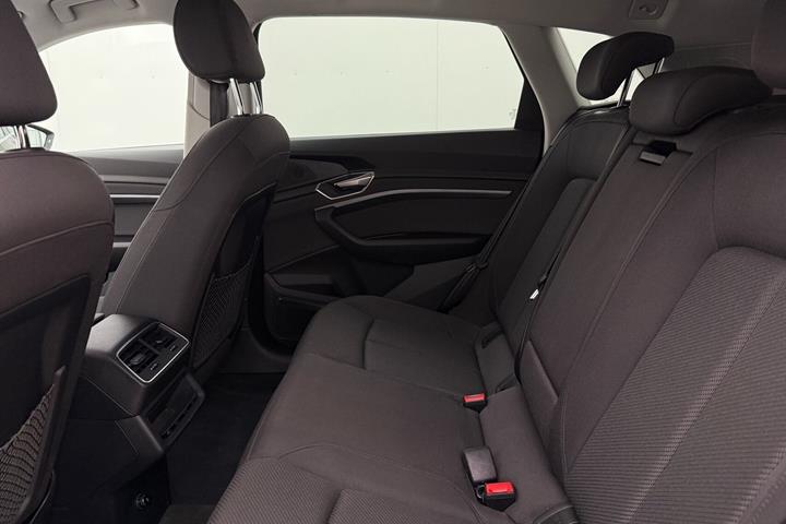 Grå Audi Q8 fra 2023