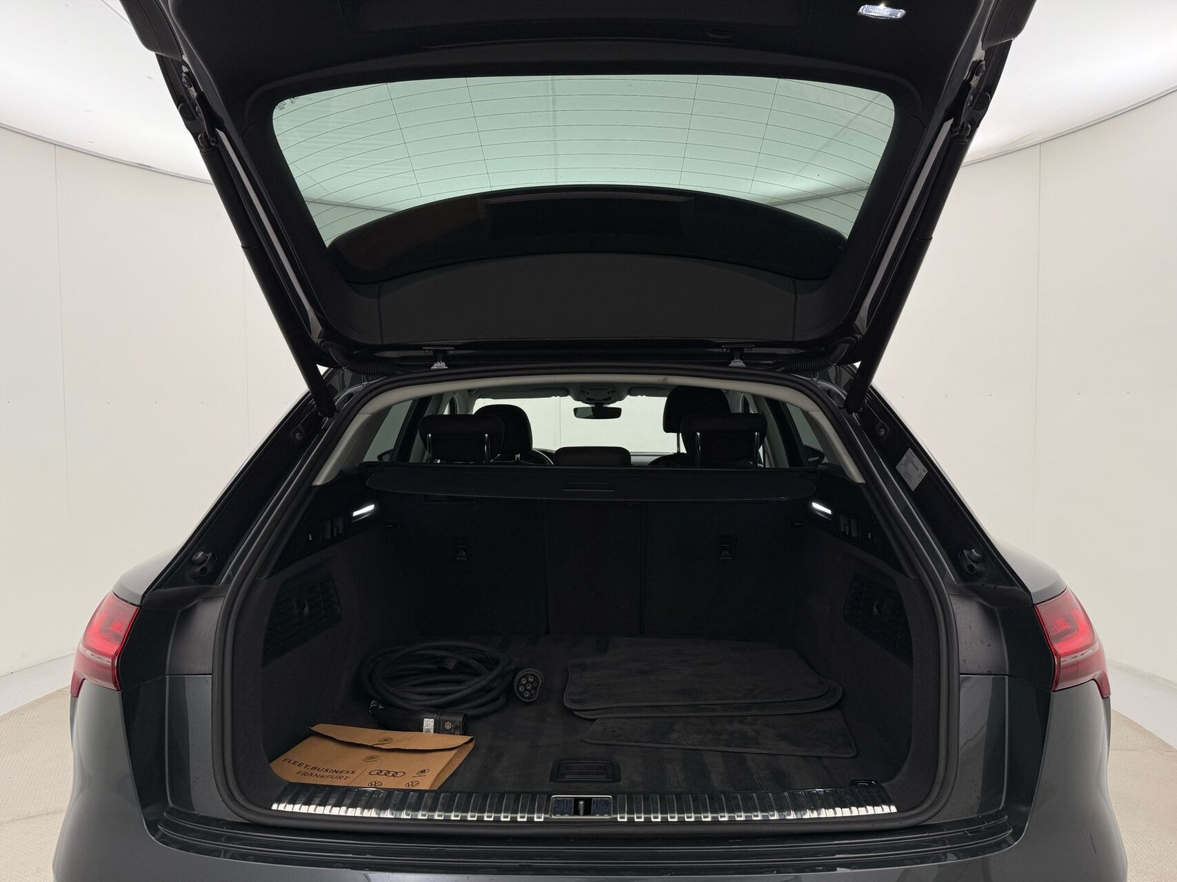 Grå Audi Q8 fra 2023