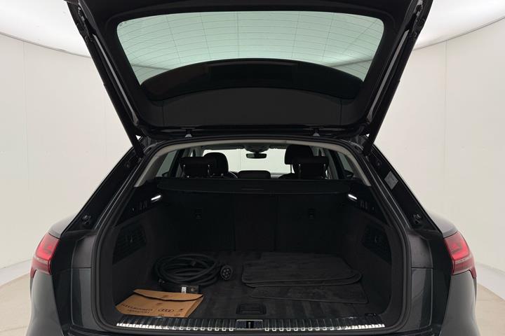 Grå Audi Q8 fra 2023