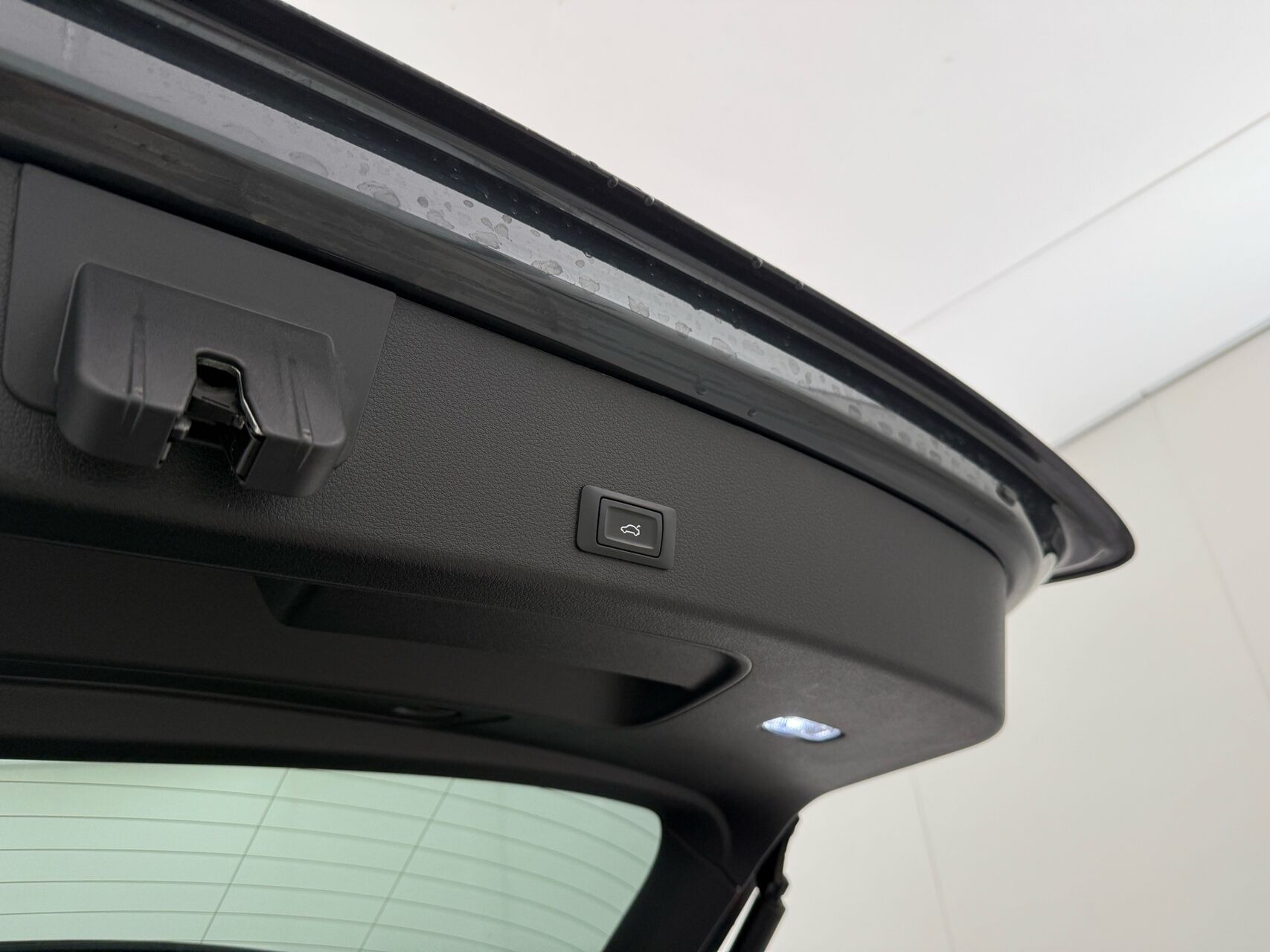 Grå Audi Q8 fra 2023