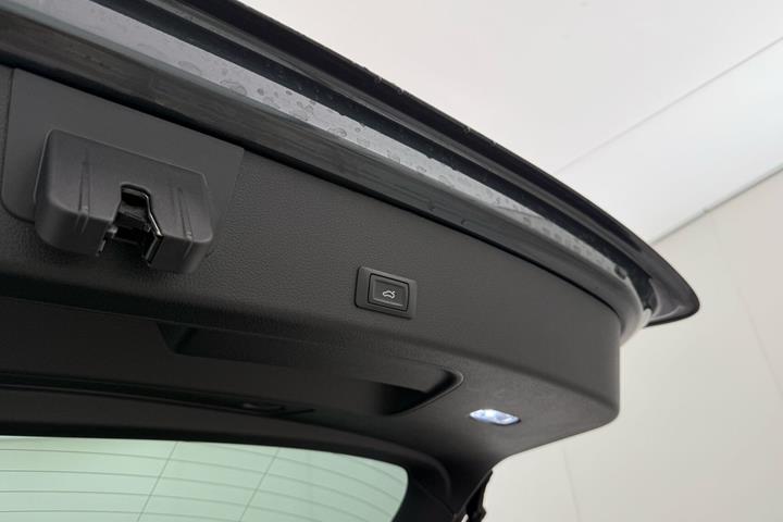 Grå Audi Q8 fra 2023