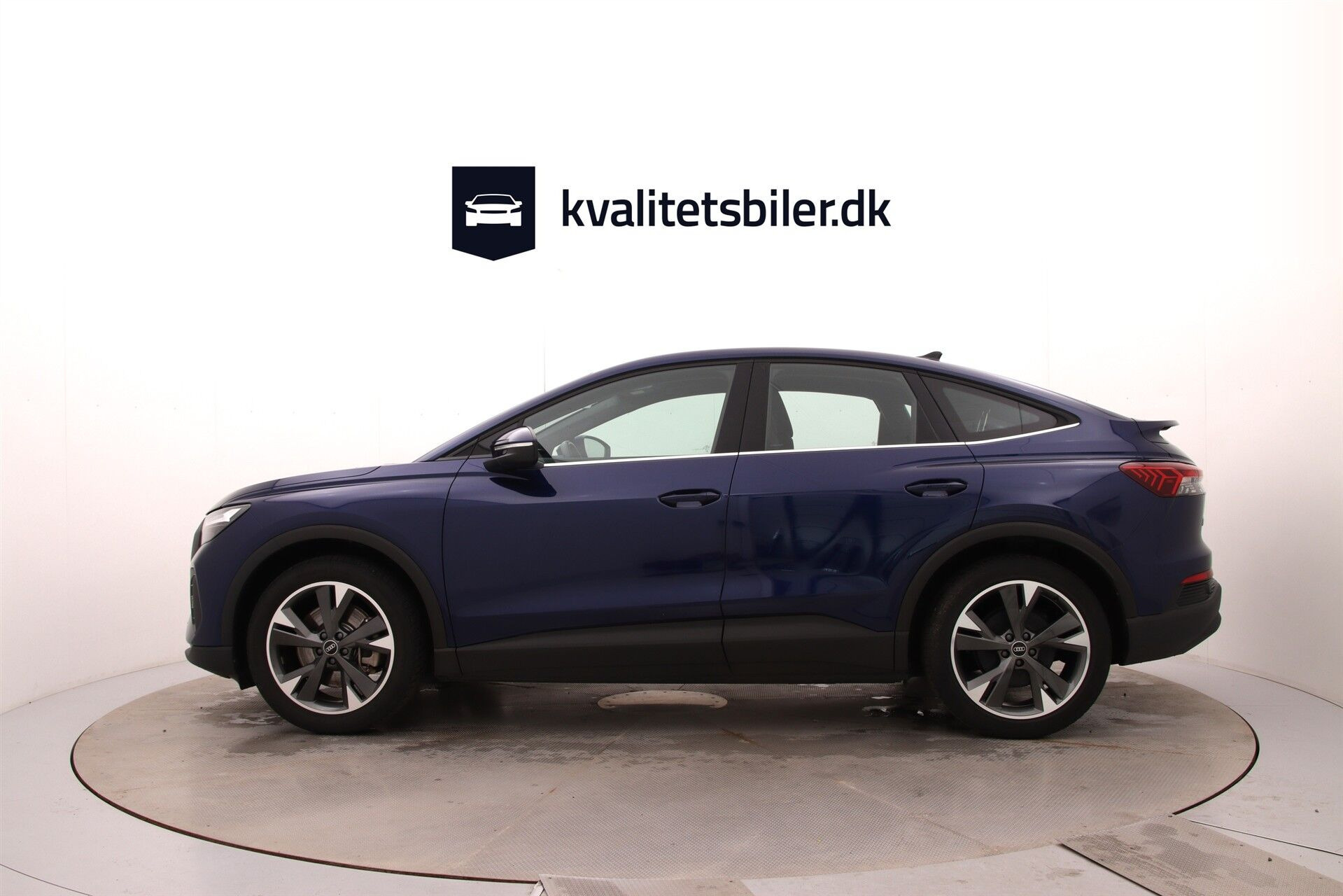 Blå Audi Q4 fra 2024