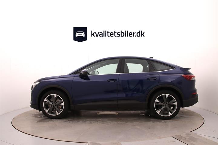 Blå Audi Q4 fra 2024