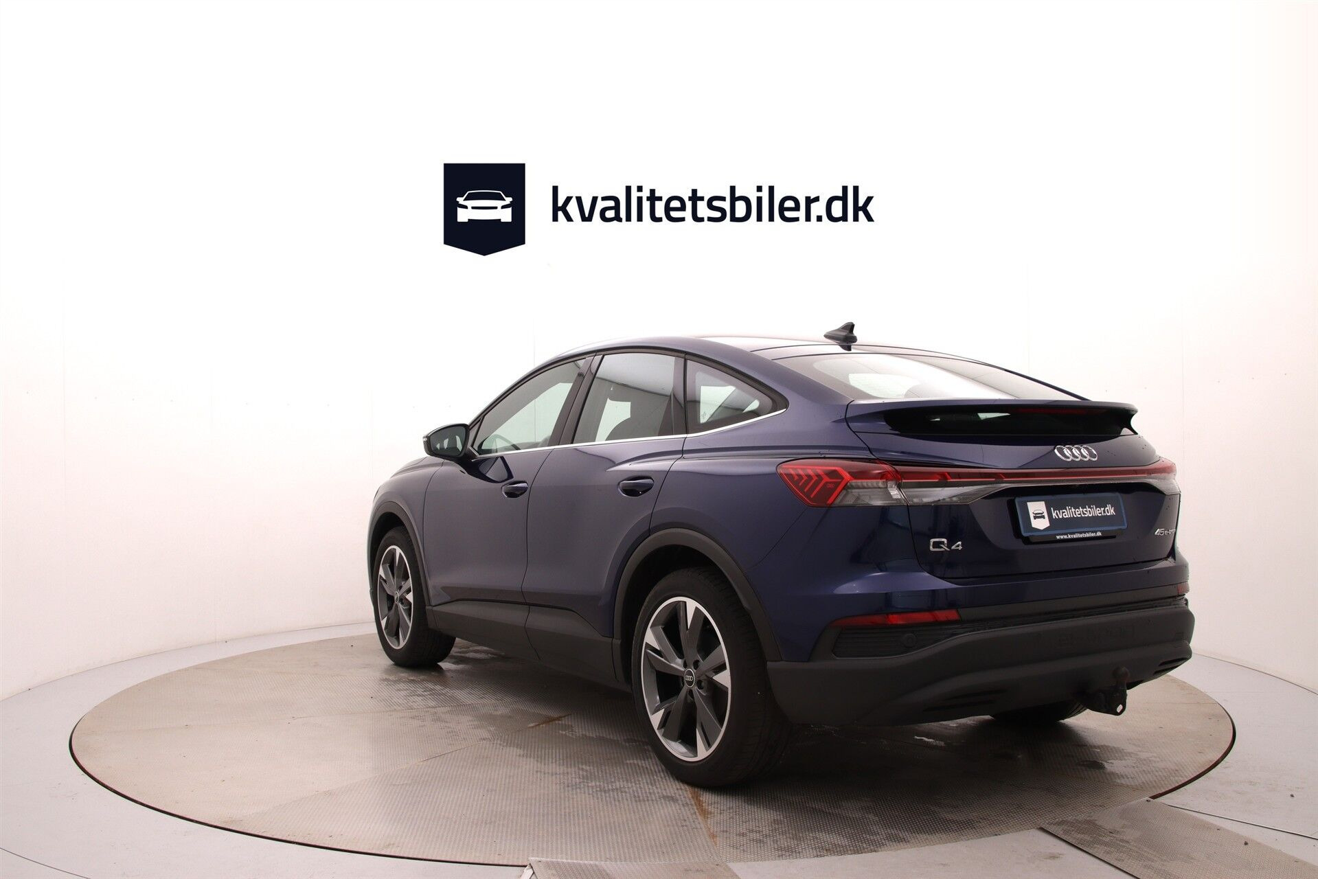 Blå Audi Q4 fra 2024