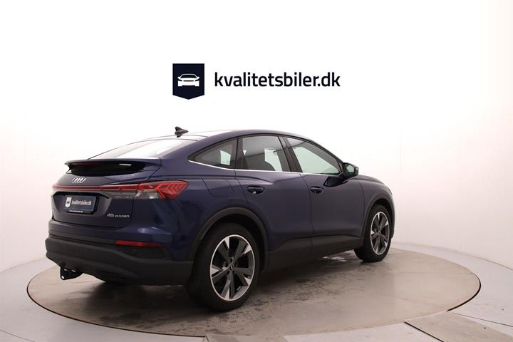 Blå Audi Q4 fra 2024