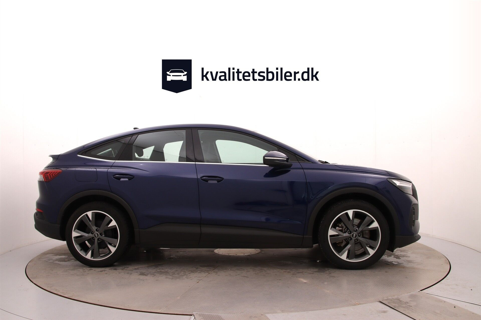 Blå Audi Q4 fra 2024