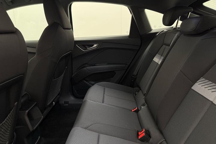 Blå Audi Q4 fra 2024