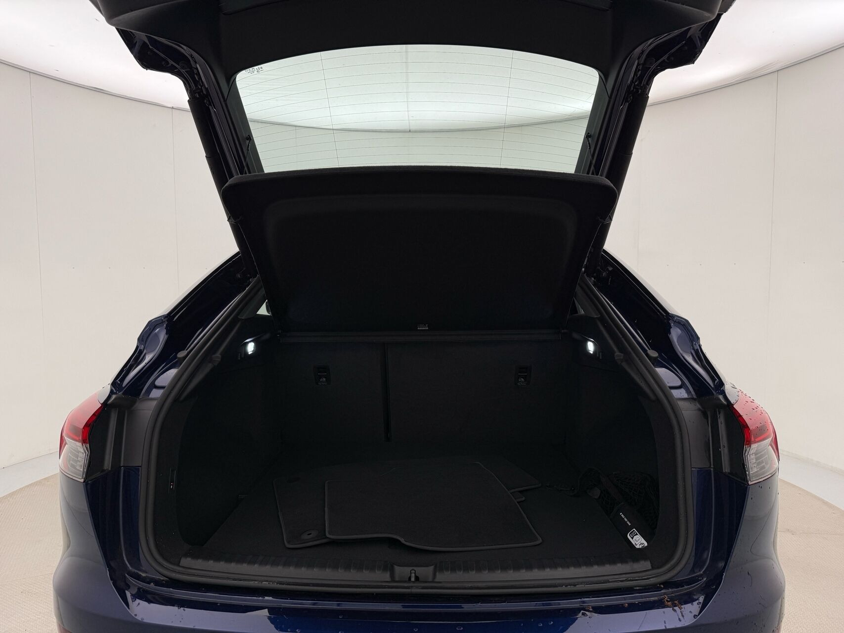 Blå Audi Q4 fra 2024