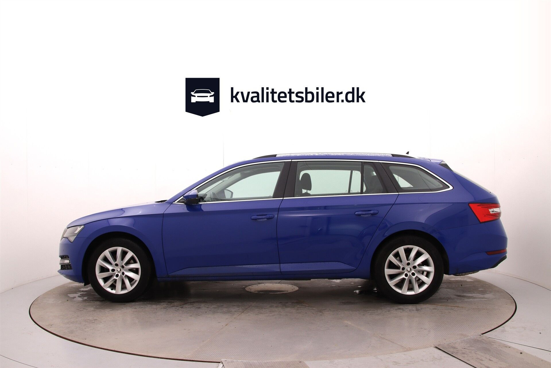 Blå Skoda Superb fra 2023