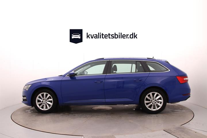 Blå Skoda Superb fra 2023