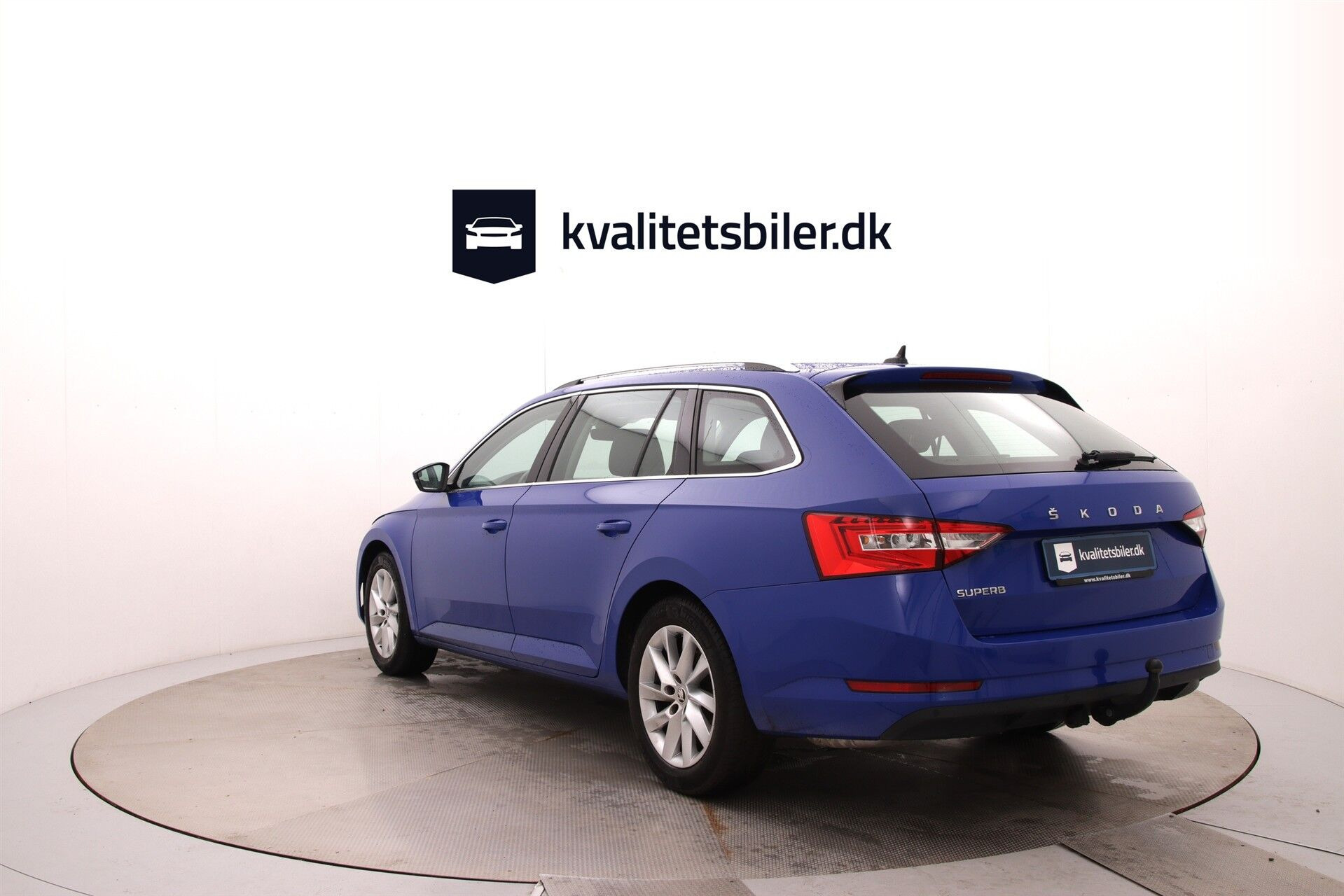 Blå Skoda Superb fra 2023