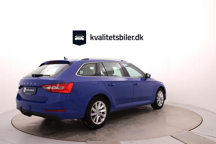 Blå Skoda Superb fra 2023