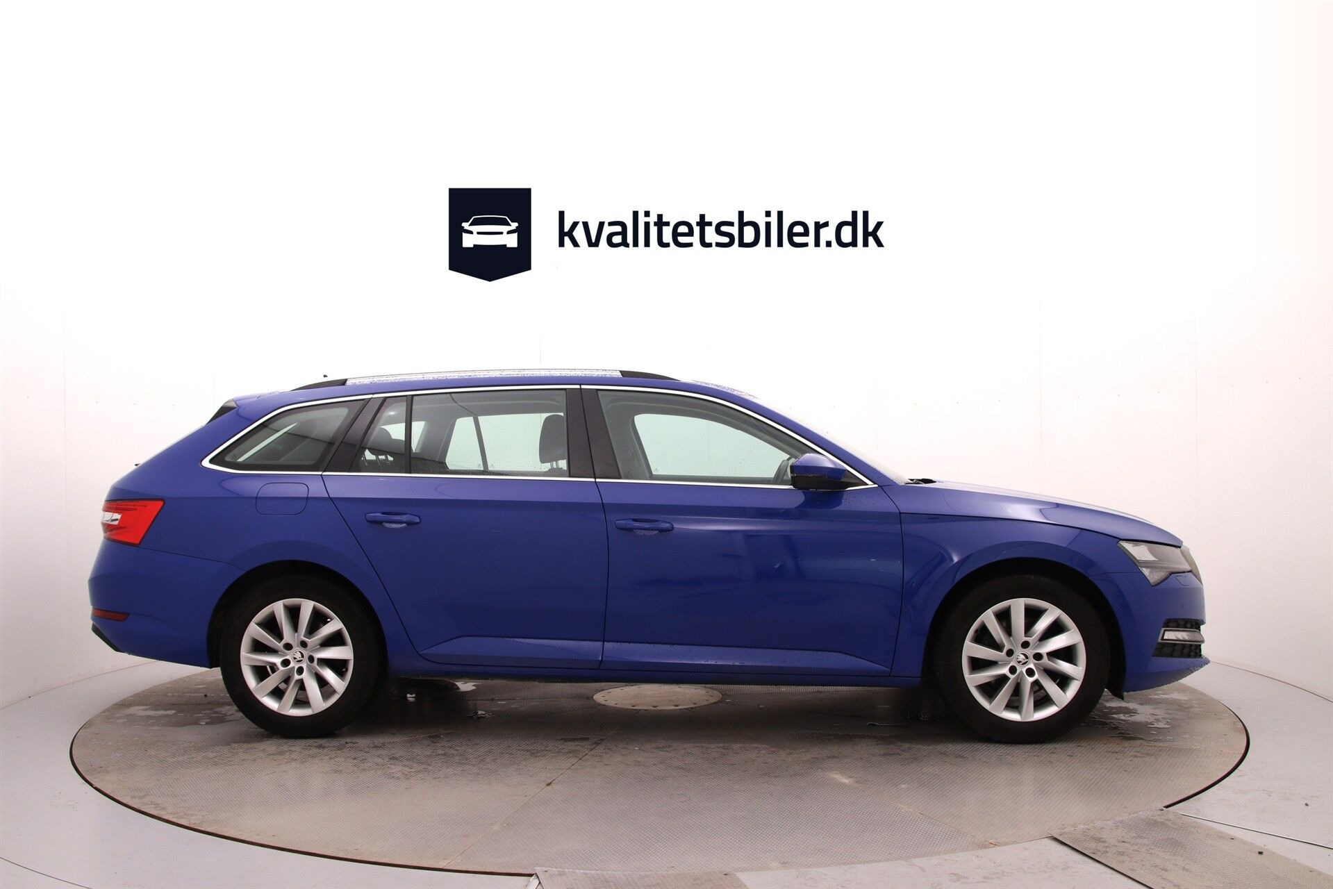 Blå Skoda Superb fra 2023
