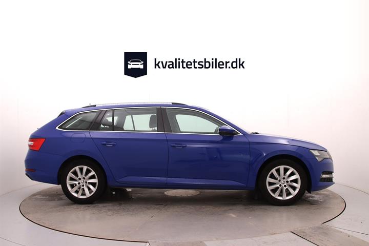 Blå Skoda Superb fra 2023