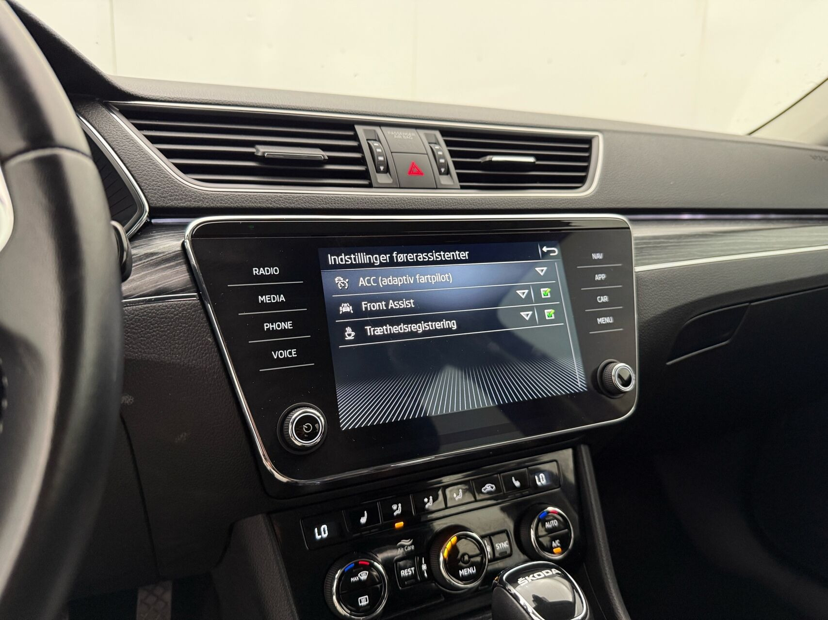 Blå Skoda Superb fra 2023