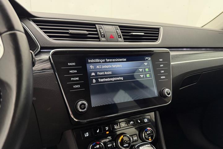Blå Skoda Superb fra 2023