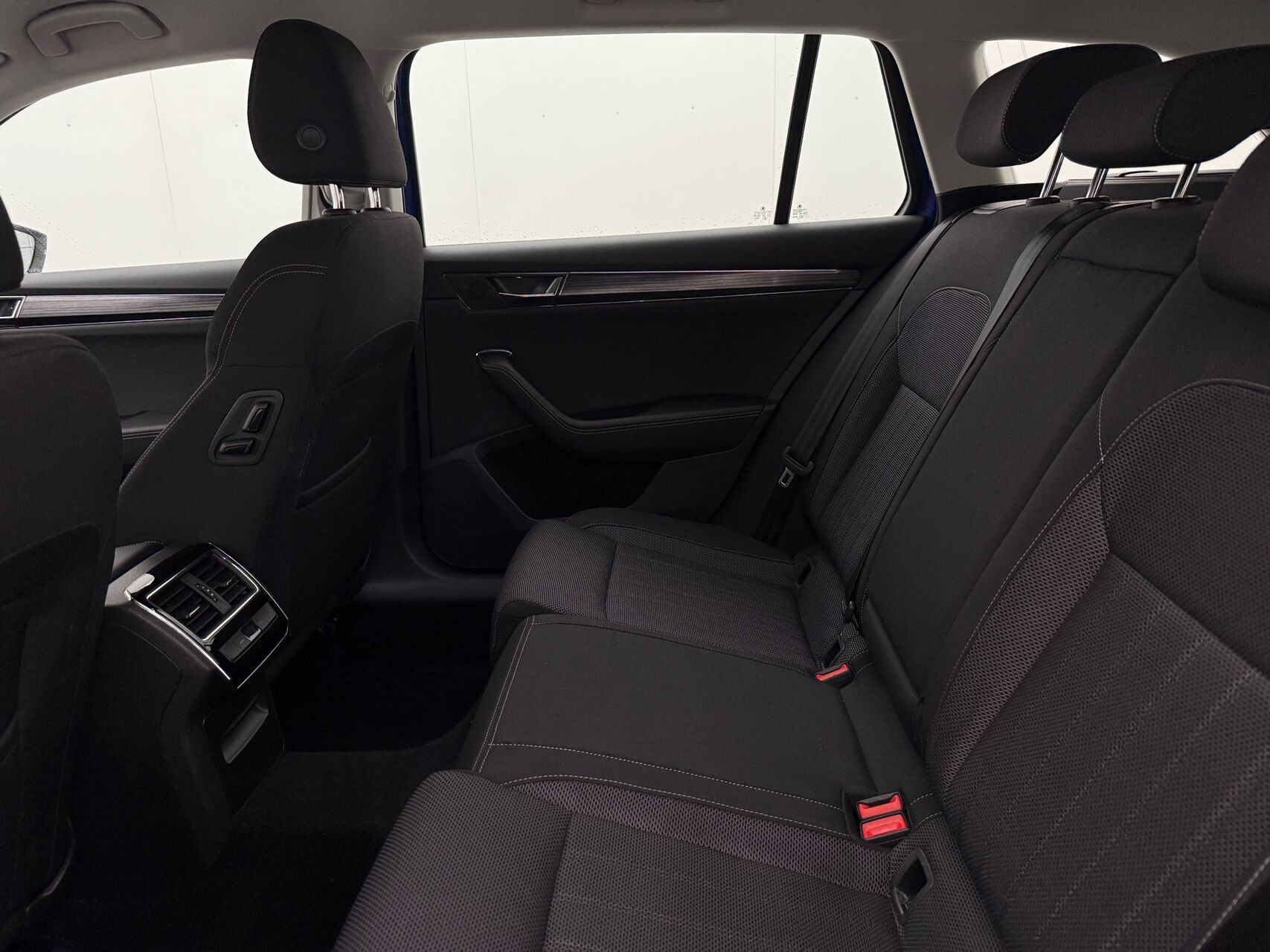 Blå Skoda Superb fra 2023