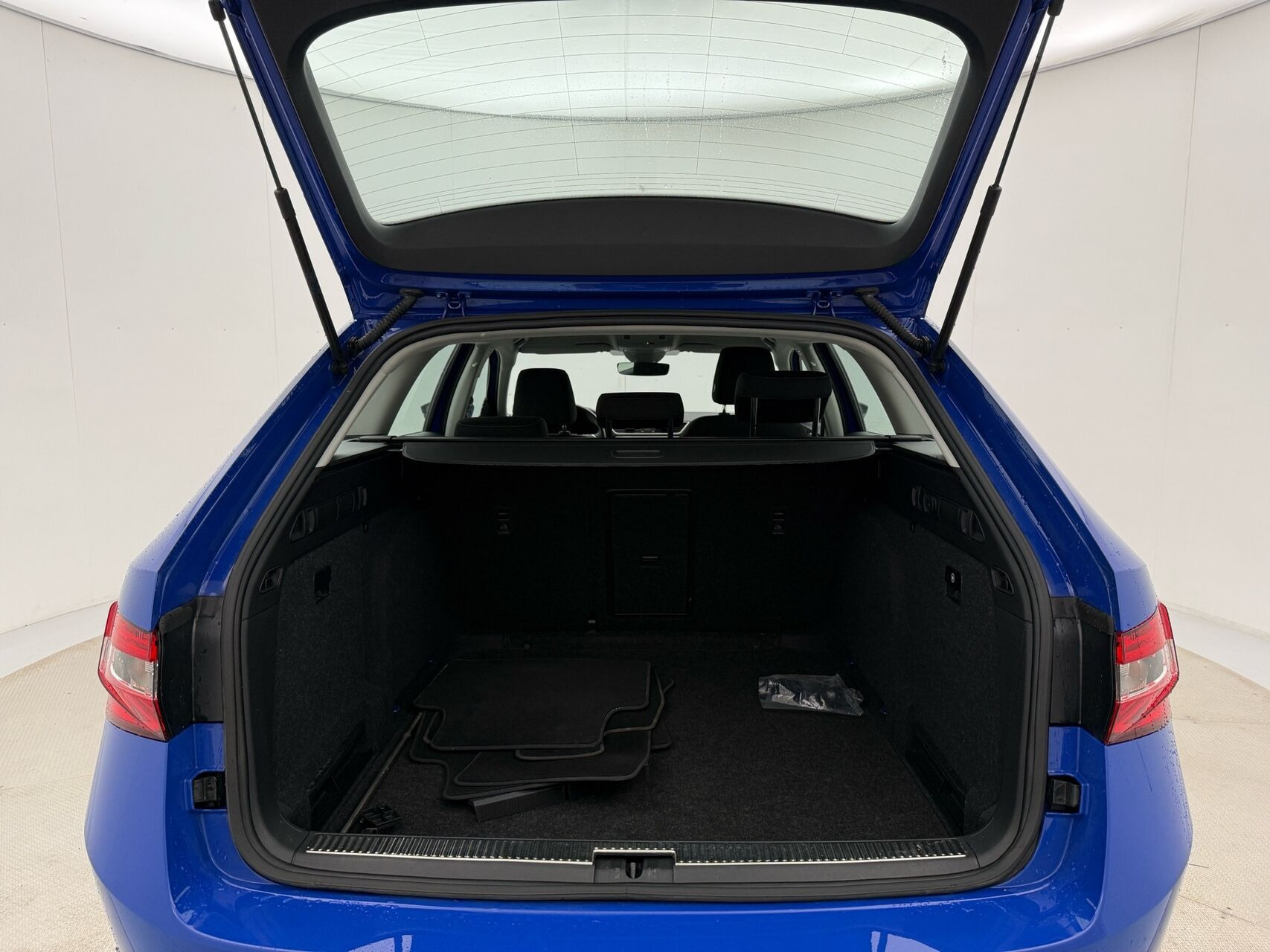 Blå Skoda Superb fra 2023