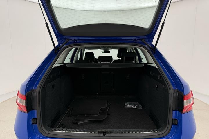 Blå Skoda Superb fra 2023