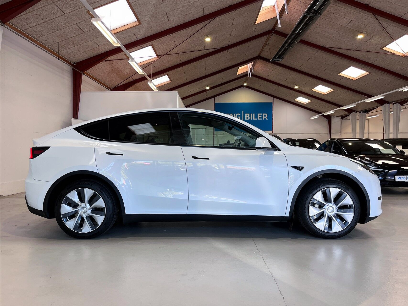 Hvid Tesla Model Y fra 2023