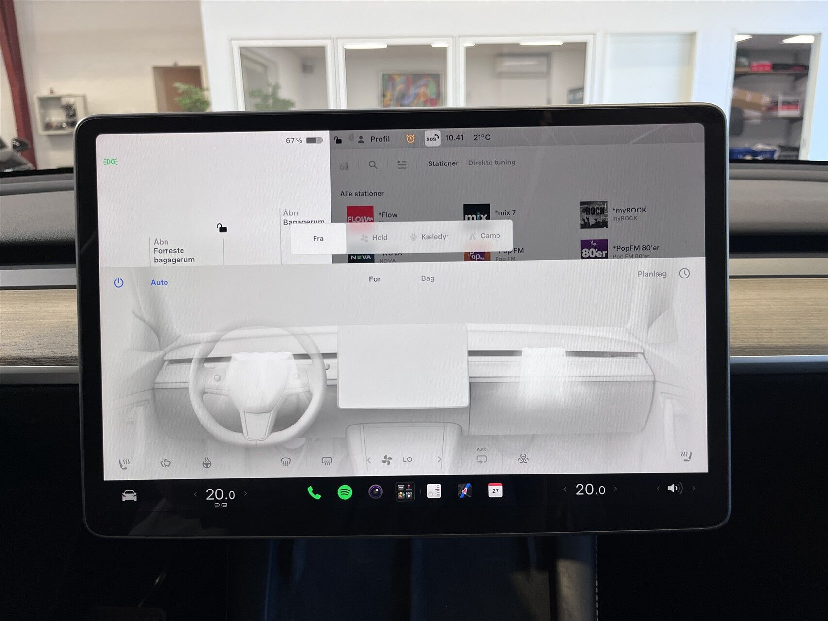 Sort Tesla Model Y fra 2023