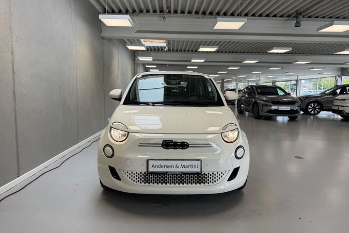 Hvid Fiat 500e fra 2023