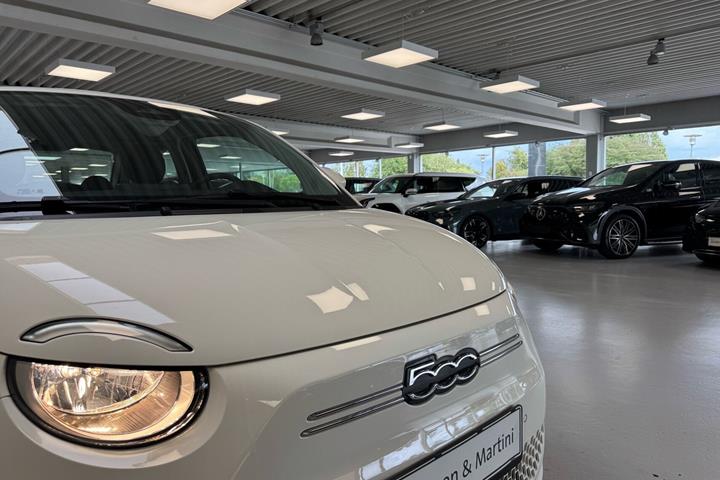Hvid Fiat 500e fra 2023