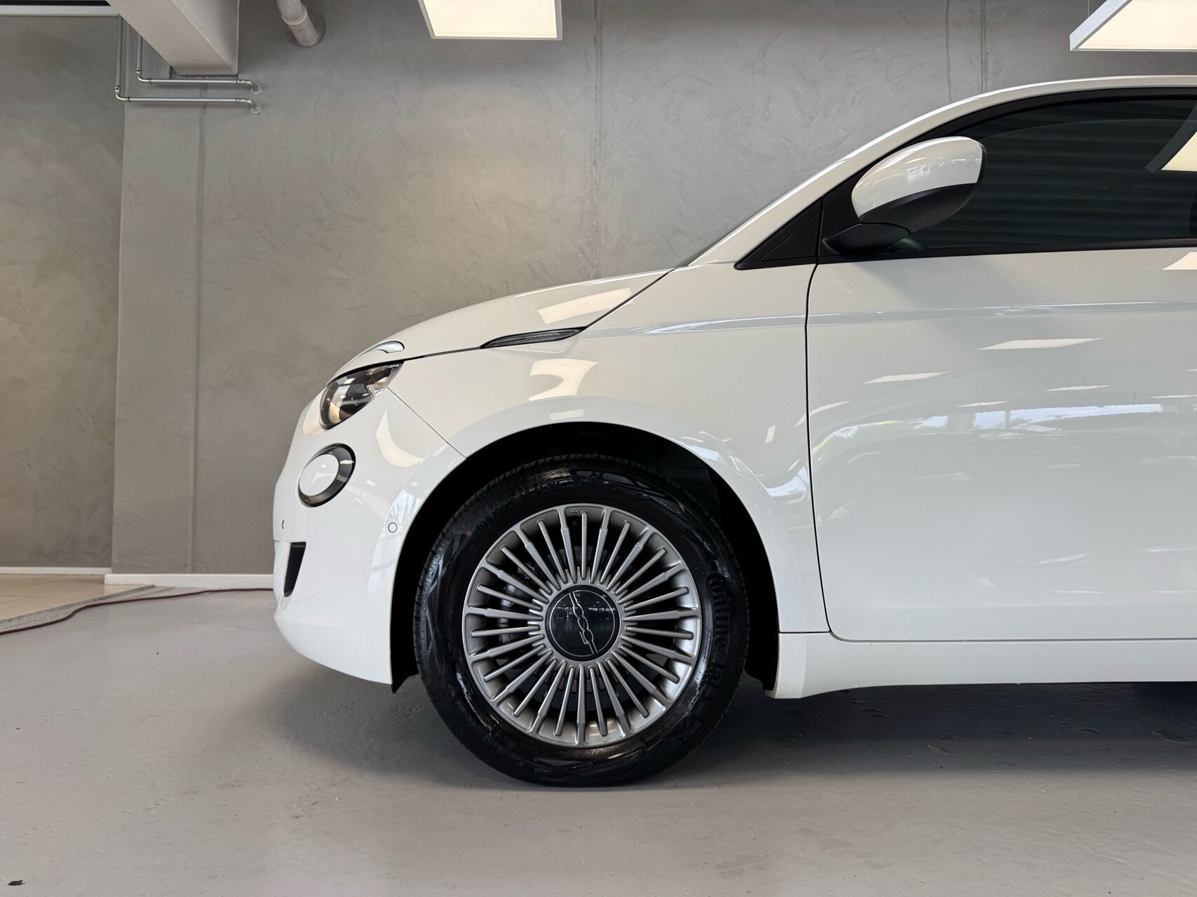 Hvid Fiat 500e fra 2023