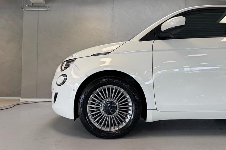 Hvid Fiat 500e fra 2023