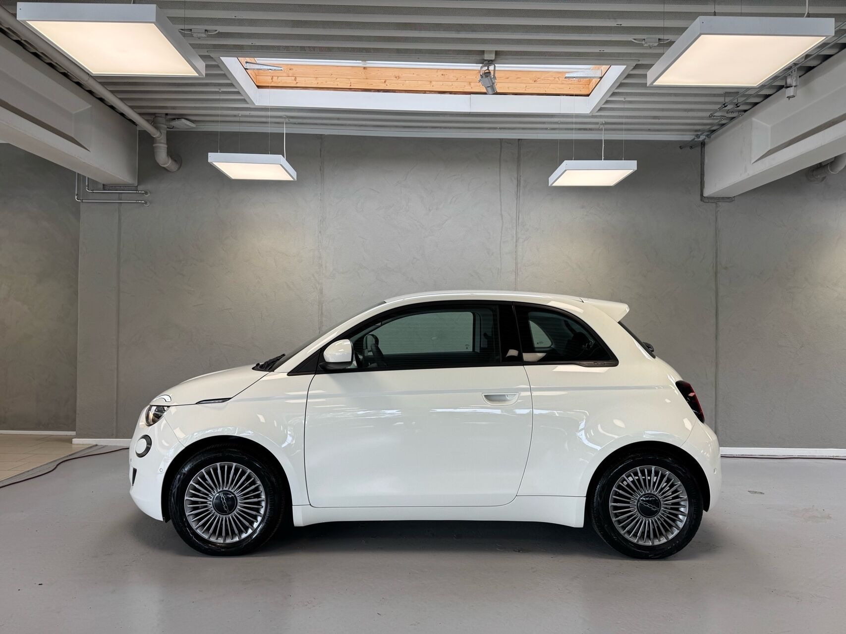 Hvid Fiat 500e fra 2023