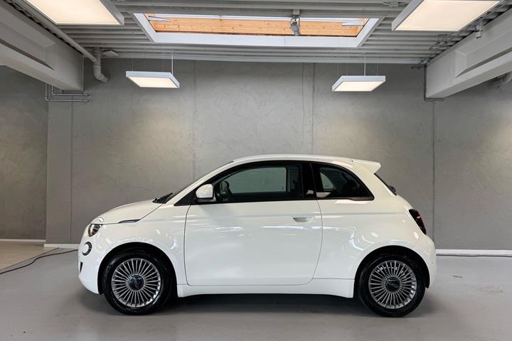 Hvid Fiat 500e fra 2023