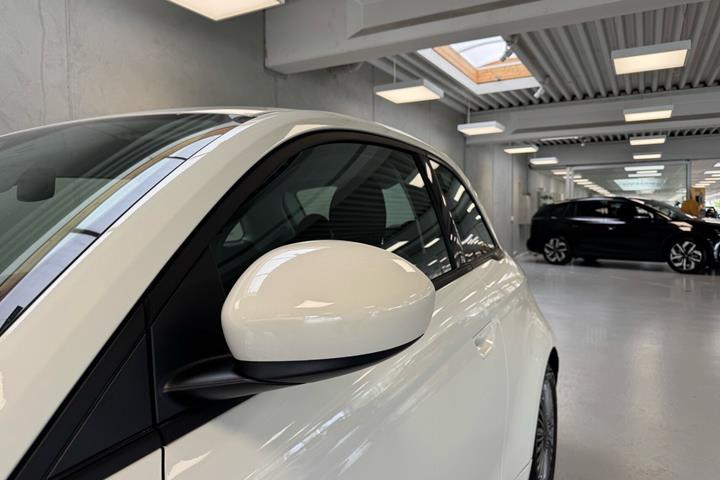 Hvid Fiat 500e fra 2023