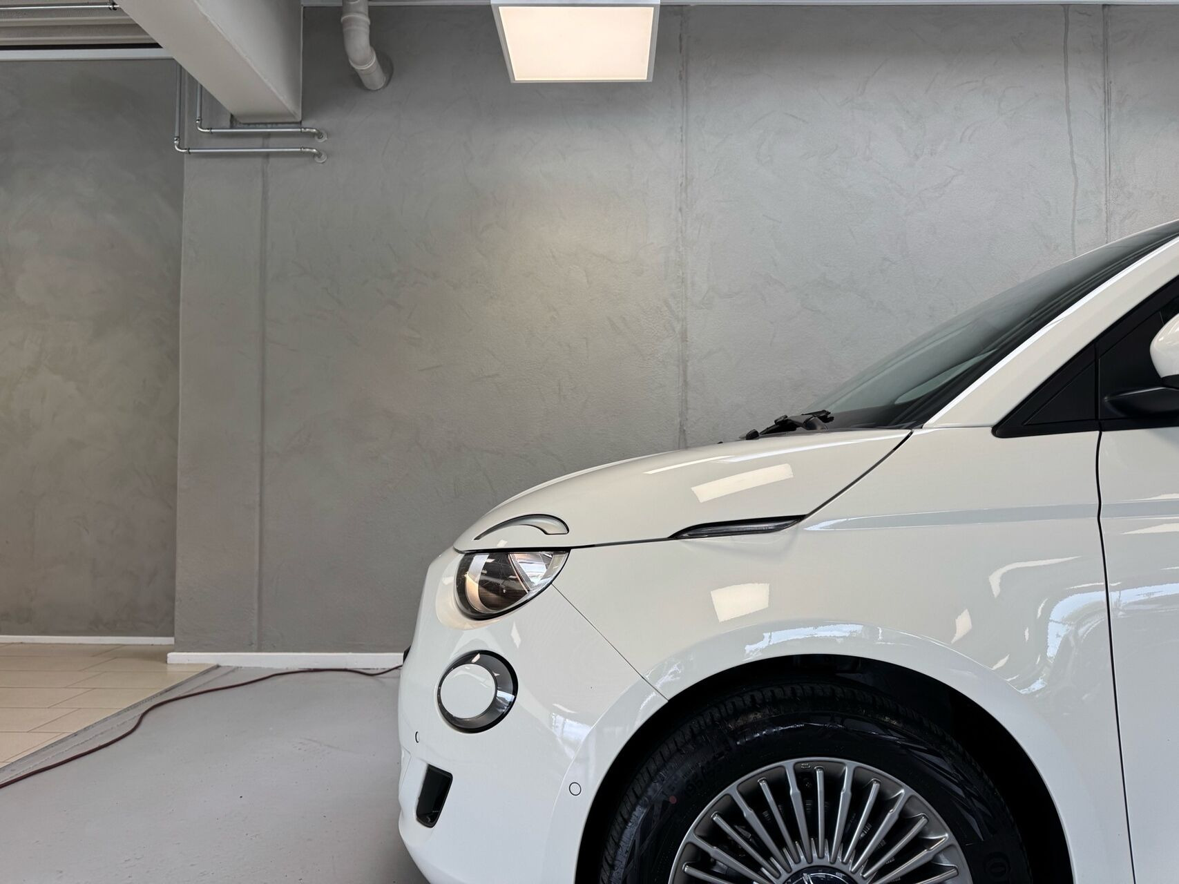 Hvid Fiat 500e fra 2023