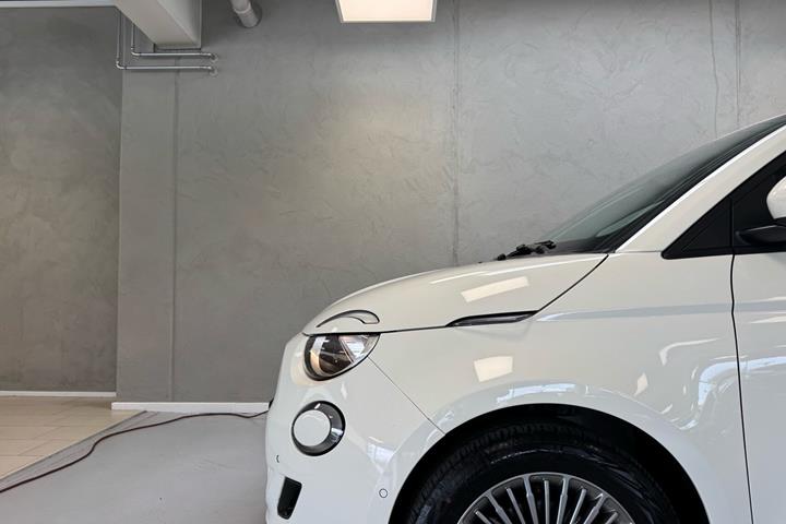 Hvid Fiat 500e fra 2023