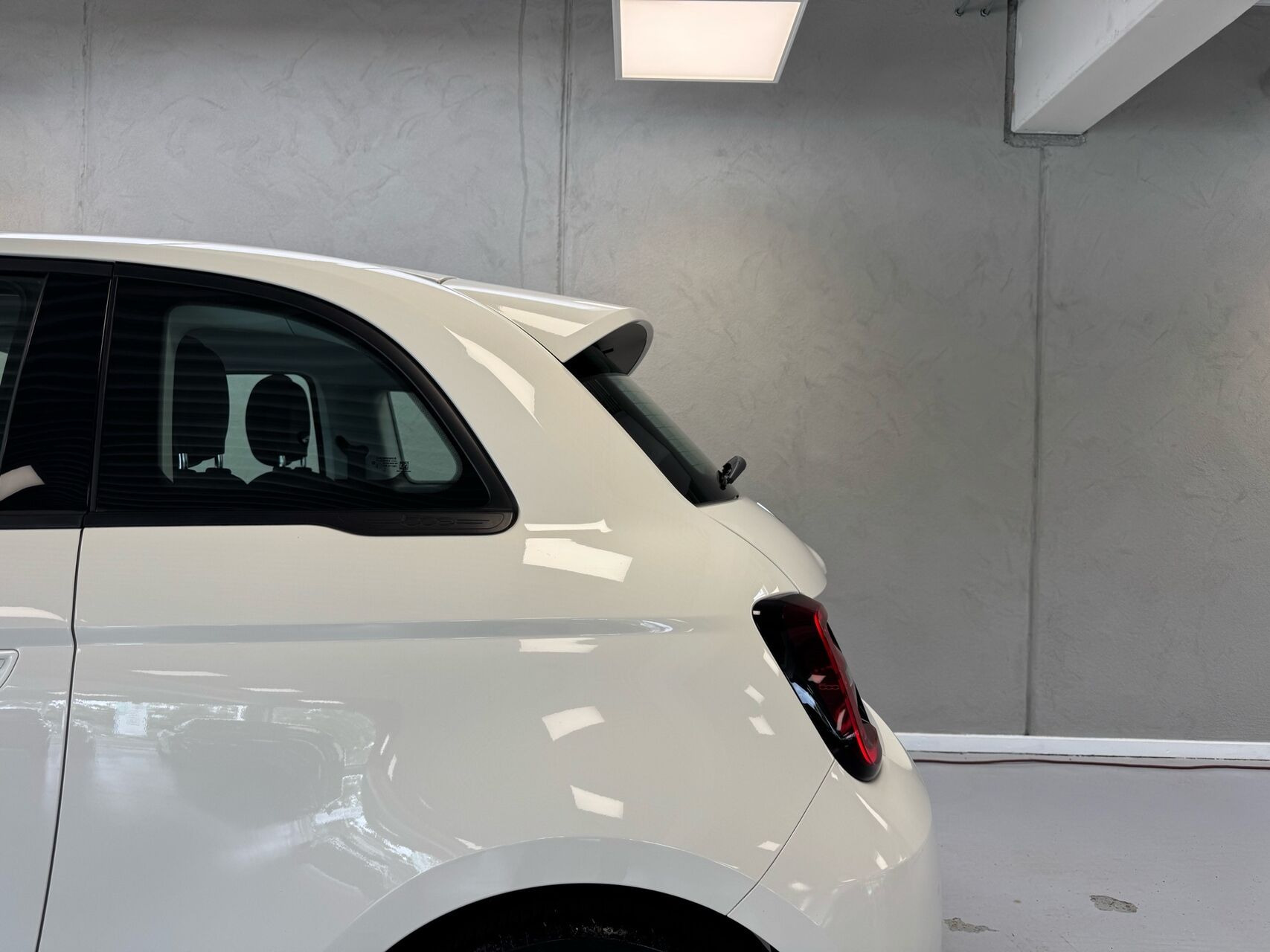 Hvid Fiat 500e fra 2023