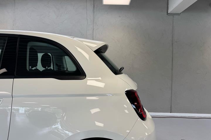 Hvid Fiat 500e fra 2023