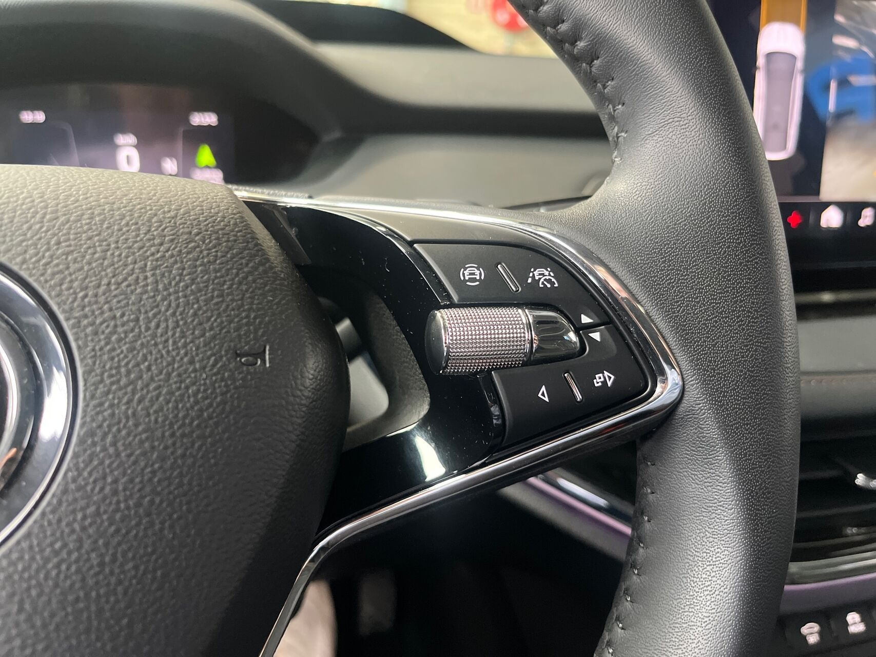Grå Skoda Enyaq fra 2023