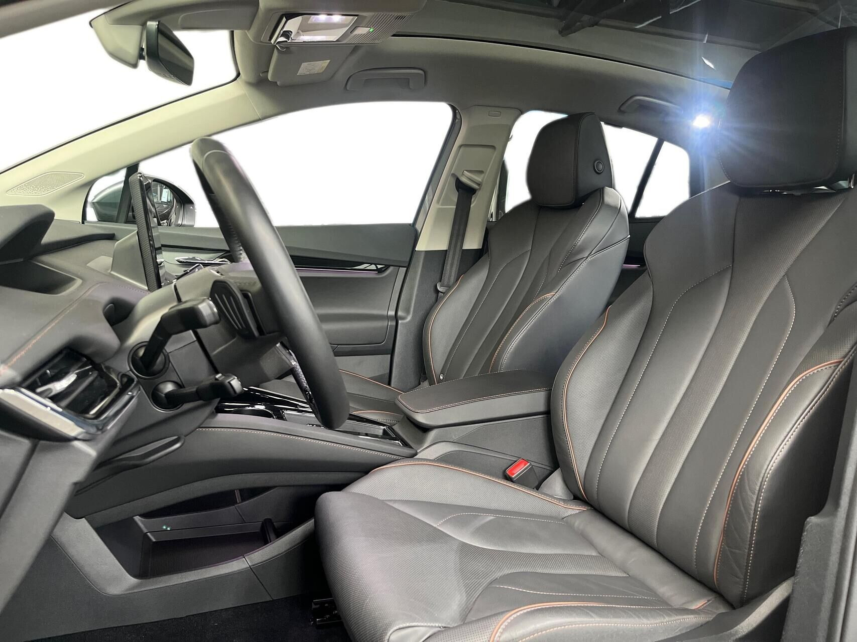 Grå Skoda Enyaq fra 2023