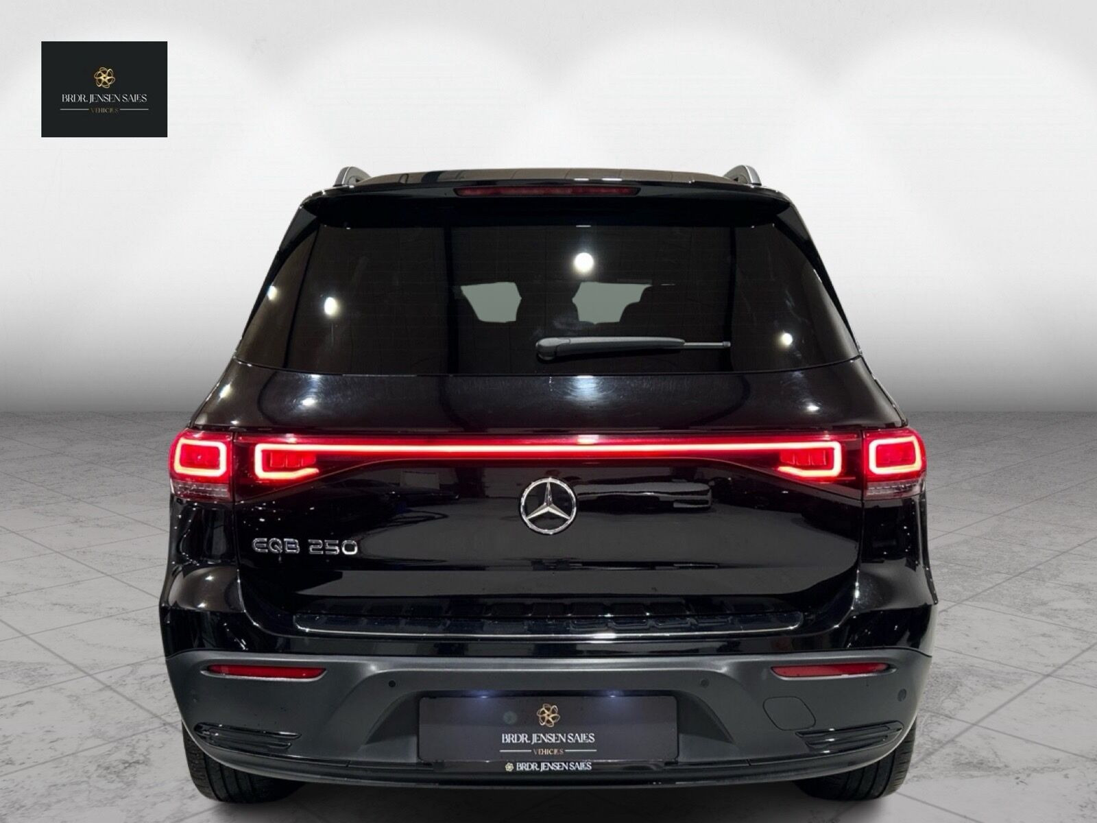 Sort Mercedes EQB250+ fra 2023