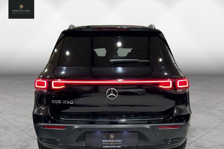 Sort Mercedes EQB250+ fra 2023