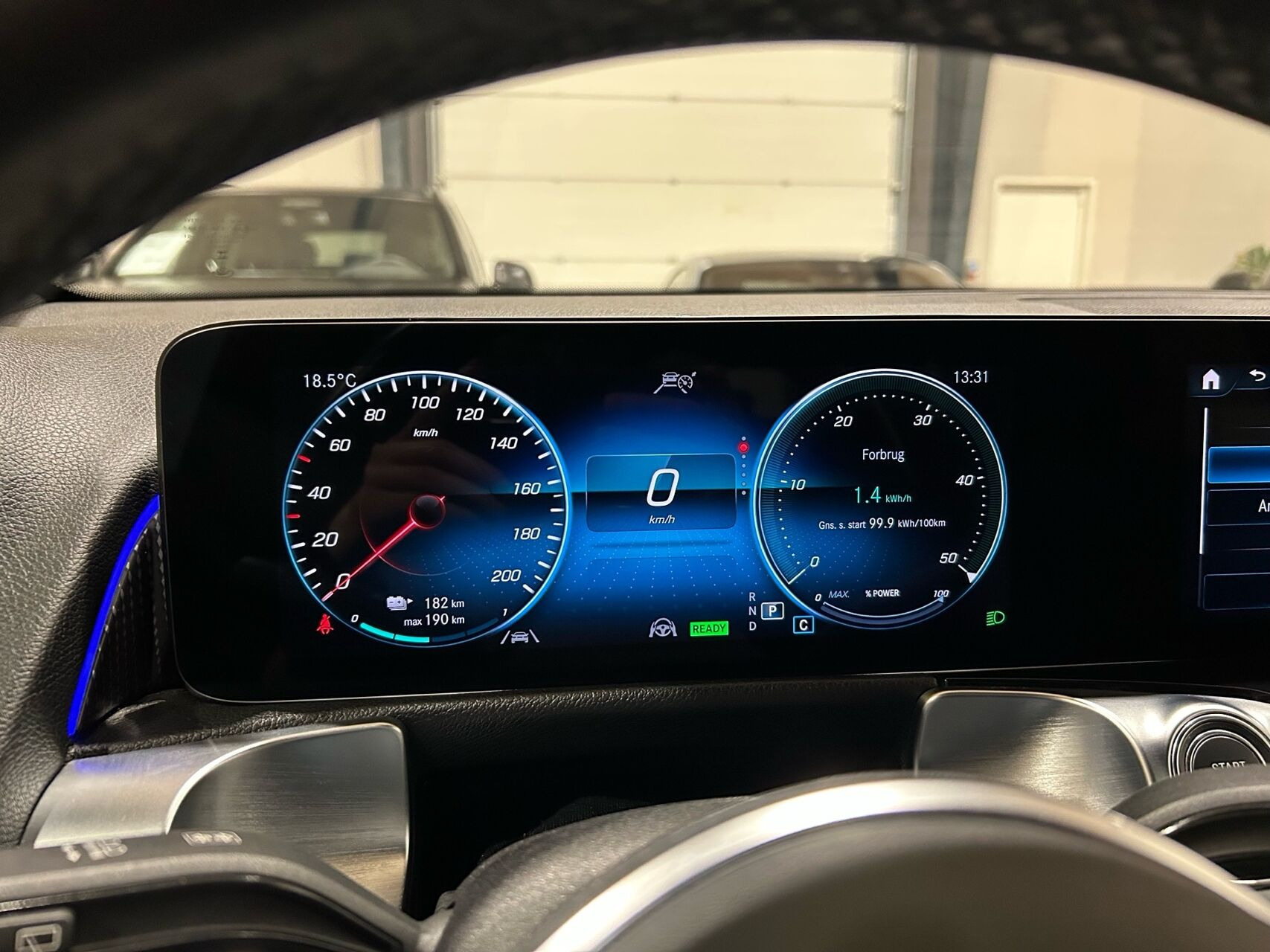 Sort Mercedes EQB250+ fra 2023