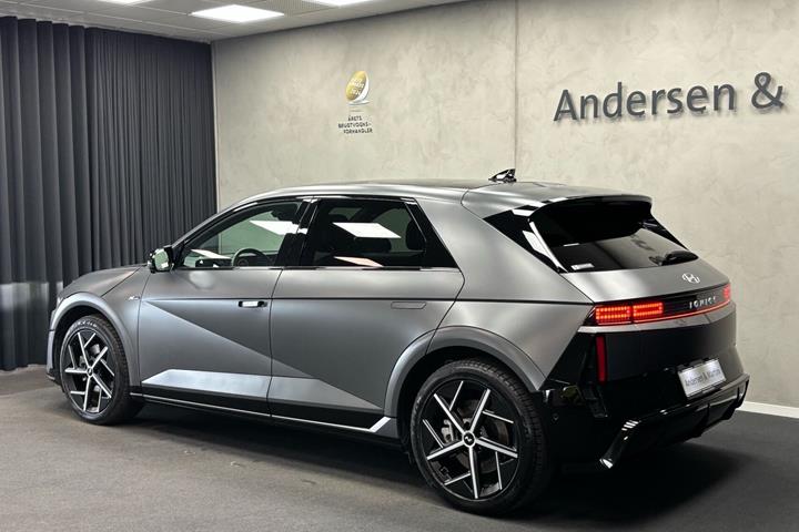 Grå Hyundai Ioniq 5 fra 2025