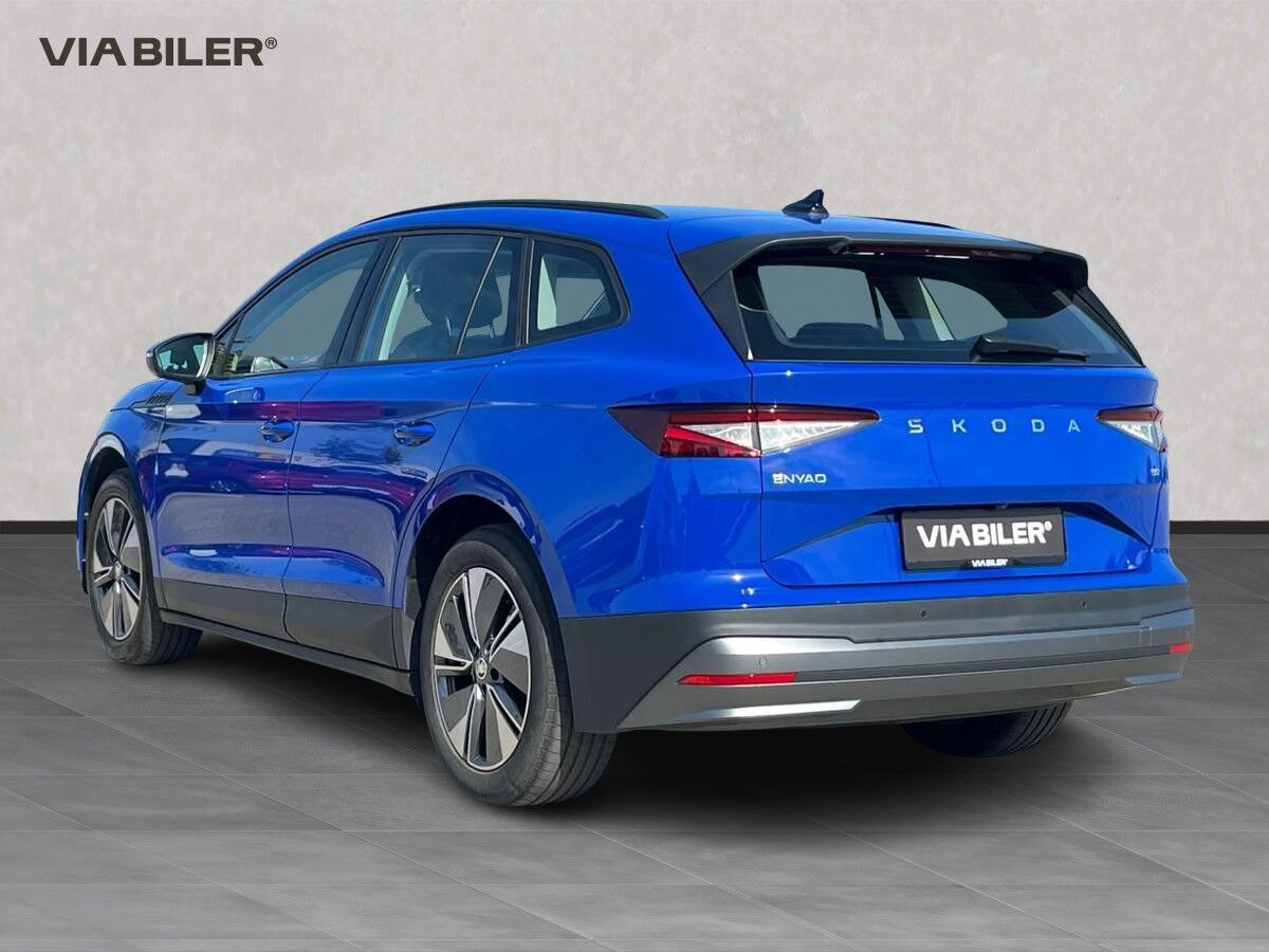 Blå Skoda Enyaq fra 2024