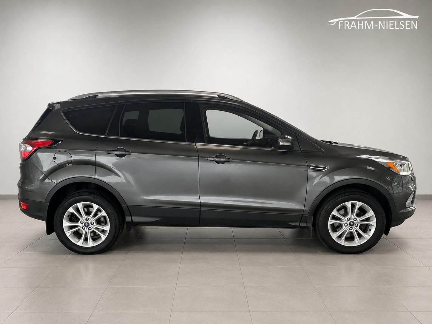 Grå Ford Kuga fra 2017