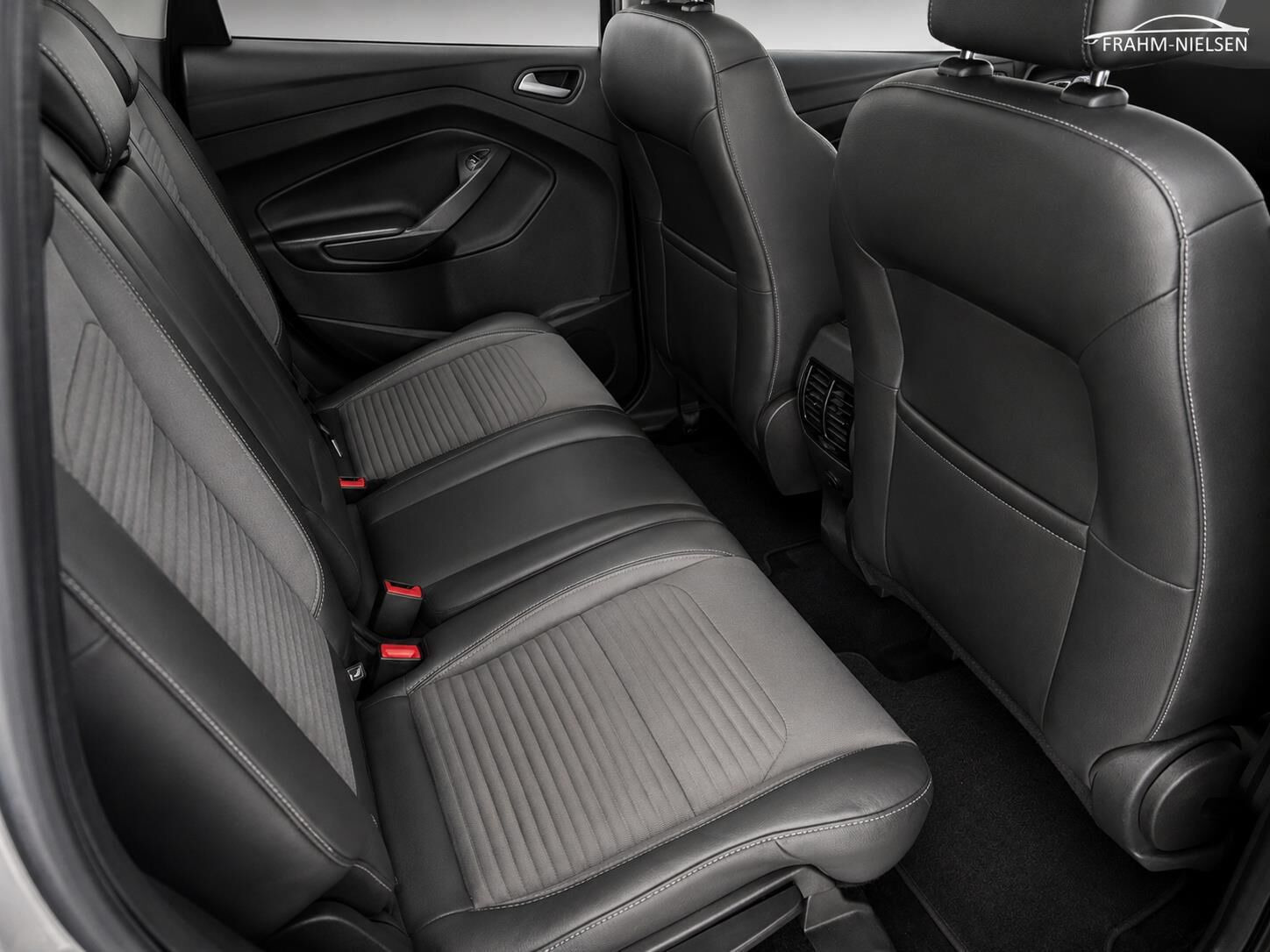 Grå Ford Kuga fra 2017